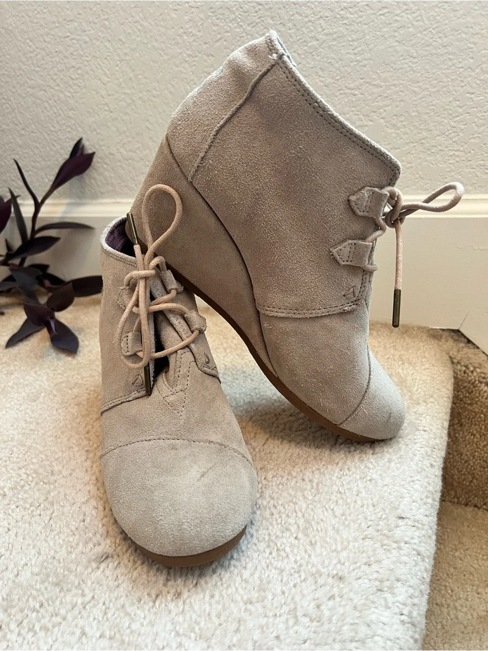 Toms Suede Wedge Ankle Booties in Light Taupe Boho Cottage Prairie Trendy 9.5